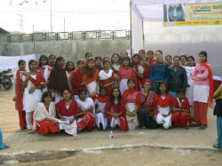 Photo de groupe avec les bnvoles de Sakaar Outreach