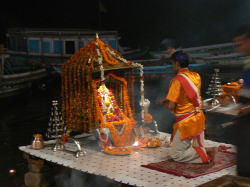 Une cérémonie sur les bords du Gange à Varanasi