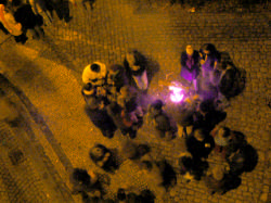 Un bistrot autour d'un feu dans la rue, le soir de Nol