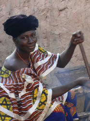 Une femme de l'ADAF en train de produire du beurre de karité