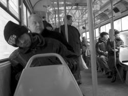 Un Tchèque endormi dans le tramway, comme tant d'autres...