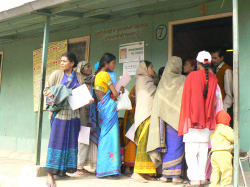 File d'attente devant l'un des stands du camp sanitaire