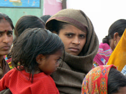 Une mre et sa fille attendant de s'enregistrer pour le camp sanitaire
