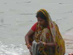 femme indienne lavant son linge dans le Gange