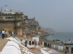 Les habitants de Varanasi font sécher leur linge sur les gats au bord du Gange